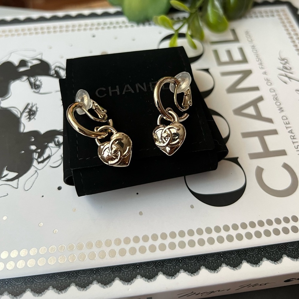 RARE AUTH CHANEL 22B Gold CC Heart Drop Earrings